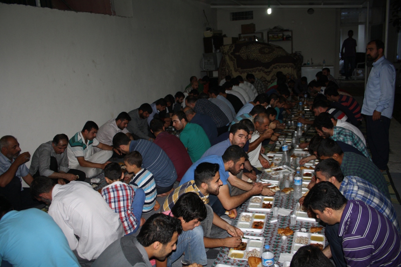 Mersin'de öğrenci ve velilere iftar yemeği verildi Mersin'de öğrenci ve velilere iftar yemeği verildi